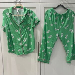 Green Daisy-Print Women's Pajama Set - Short Sleeve Top & Pants